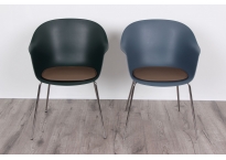 2 Gubi stole designet af Gam Fratesi med læderhynder
