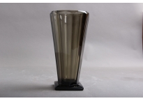 Facetteret art deco vase i røgfarvet glas. 