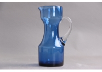 Glaskrug aus blauem Glas